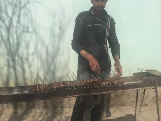 Usbekistan Seidenstrasse Auf Einer Alten Regenrinne Und Baustahltraegern Laesst Sich Auch Grillen T3