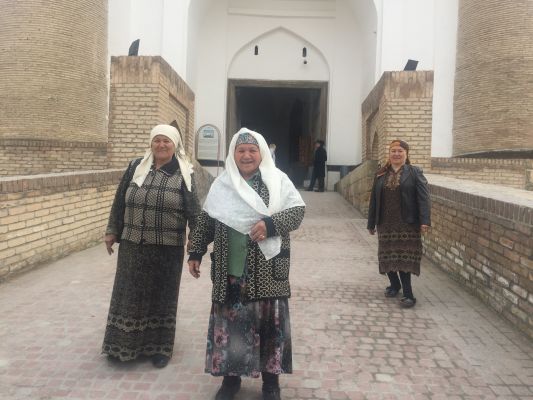 Usbekistan Seidenstrasse Diese Fotogenen Damen Bewachen Die Burg Des Emirs T4
