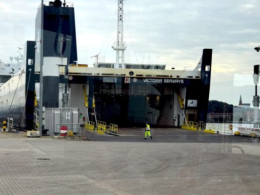 Deutschland Kiel Schiffseingang Fussgaenger